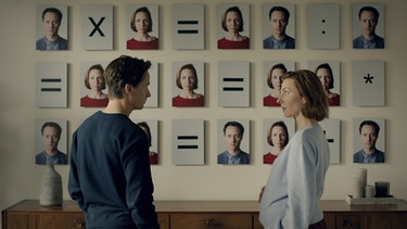 Tom Schilling und Katharina Schüttler in einer Szene aus der Sky-Serie "Ich und die Anderen" | Bild: Superfilm
