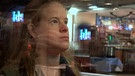 Sandra Norak steht vor einem Schaufenster im Rotlichtmilieu | Bild: IKARUS-Filmproduktion/Max Kronawitter