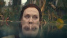 Lisey gespielt von Juilianne Moore schwimmt in einem Pool in einer Szene aus der AppleTV+ Serie "Lisey's Story" | Bild: Apple