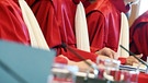 Detailansicht der roten Roben der Bundesverfassungsrichter  | Bild: dpa-Bildfunk/Uli Deck
