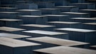 Die Sonne scheint vor dem Internationalen Tag des Gedenkens an die Opfer des Holocaust durch das Denkmal für die ermordeten Juden Europas.  | Bild: picture alliance/dpa | Fabian Somme