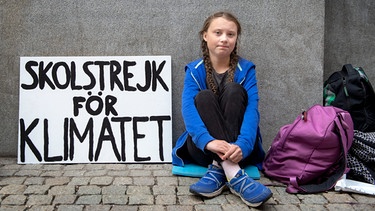 Greta Thunberg mit 15 und ihrem Schild "Skolstrejk för klimatet" vor dem schwedischen Parlament in Stockholm. | Bild: Jessica Gow/TT/picture alliance