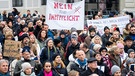  auf einer Kundgebung im November 2021 in Wien | Bild: Georg Hochmuth/APA/dpa 