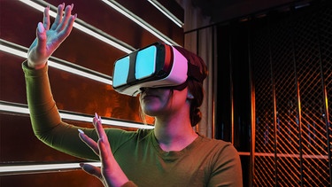 Mit VR-Brille ins Metaversum? | Bild: Dasha Petrenko/Zoonar/picture alliance