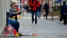 Eine mittellose Frau bittet in der Frankfurter Innenstadt um Spenden für Essen. Obdachlosigkeit wie Armut haben im Vergangenen Jahr zugenommen. | Bild: picture alliance / Daniel Kubirski | Daniel Kubirski