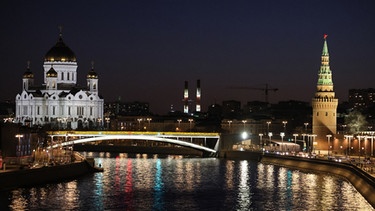 Moskau bei Nacht, hell erleuchtet | Bild: picture alliance / dpa / TASS | Maxim Churusov
