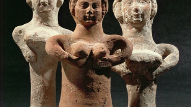Drei Terrakotta-Statuetten der Fruchtbarkeitsgöttin Astarte aus vorchristlicher Zeit. | Bild: picture-alliance / akg-images / Erich Lessing