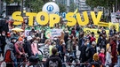 Demonstranten halten auf der Klimastreikdemonstration von "Fridadys For Future" Buchstaben, die die Worte "STOP SUV" bilden, in die Höhe. Die Aktivisten fordern sozial gerechte und effektive Maßnahmen, um den globalen Temperaturanstieg auf 1,5 Grad Celsius zu begrenzen. | Bild: picture alliance/dpa | Markus Scholz