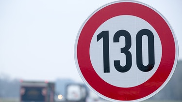 An der Autobahn steht ein Verkehrsschild mit der Geschwindigkeitsangabe 130. | Bild: dpa-Bildfunk/Jens Büttner