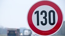 An der Autobahn steht ein Verkehrsschild mit der Geschwindigkeitsangabe 130. | Bild: dpa-Bildfunk/Jens Büttner