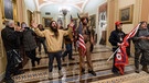 USA, Washington: Unterstützer von US-Präsident Trump stehen vor Polizeien auf dem Gang vor der Senatskammer im Kapitol.  | Bild: dpa-Bildfunk/Manuel Balce Ceneta