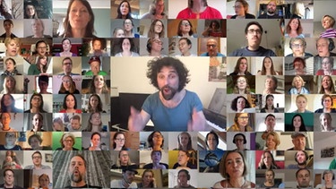 Videokonferenz des Stay Sing Choirs: Die einzelnen Teilnehmer*innen sind in kleinen Kacheln auf dem Monitor zu sehen | Bild: Screenshot Youtube