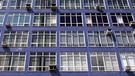 Hausfassade mit blauer Fliesenverkleidung, großen Fenstern und Klimaanlagen (Rio de Janeiro) | Bild: picture alliance/imageBROKER