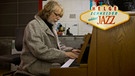 Helge Schneider sitzt am Klavier und erklärt die Blue Note | Bild: BR