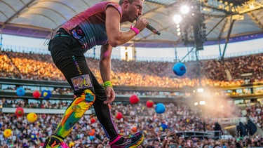 02.07.2022, Hessen, Frankfurt/Main: Chris Martin, Gesang, Klavier, Rhythmusgitarre, steht auf der Bühne. Die Rockgruppe Coldplay gibt ein Konzert im ·Deutsche Bank Park·. Es ist das erste Konzert in Deutschland der "Music Of The Spheres World Tour·. Foto: Andreas Arnold/dpa - ACHTUNG: Nur zur redaktionellen Verwendung im Zusammenhang mit der Berichterstattung über die Band Coldplay +++ dpa-Bildfunk +++ | Bild: dpa-Bildfunk/Andreas Arnold