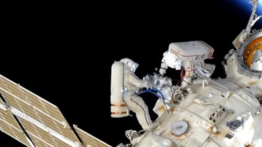 Auf diesem von der Raumfahrtagentur Roskosmos veröffentlichten Videostandbild sind die Roskosmos-Kosmonauten Oleg Artemjew und Denis Matwejew während ihres Weltraumspaziergangs auf der Internationalen Raumstation (ISS) zu sehen. | Bild: dpa-Bildfunk/Uncredited