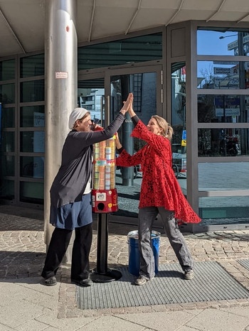 Katharina Müller und Momo Heiß klatschen vor Kunstautomaten ab | Bild: Jo Heiß