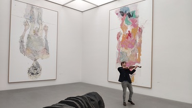 Bratschist Nils Mönkemeyer im Baselitzsaal der Pinakothek der Moderne | Bild: Eric Dietenmeier