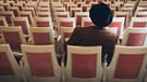 Ein Mann im Zuschauersaal eines leeren Theaters | Bild: BR/ dpa-Bildfunk