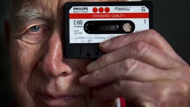 Lou Ottens mit einer Kompaktkassette | Bild: Jerry Lampen/epa/pa