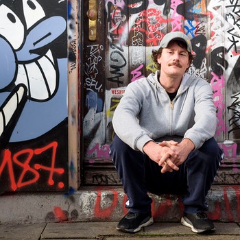 Soziologe Martin Seeliger vor Stadtlandschaft mit viel Graffiti | Bild: zur Verfügung gestellt von Martin Seeliger