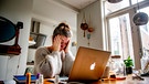 Gestresste Frau am Laptop | Bild: picture alliance / ROBIN UTRECHT | ROBIN UTRECHT