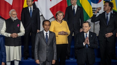 Rom: Angela Merkel (CDU,M), geschäftsführende Bundeskanzlerin, steht zusammen mit den Staats- und Regierungschefs für ein offizielles Gruppenfoto am ersten Tag des G20-Gipfels im Konferenzzentrum La Nuvola. Merkels letzer G20-Gipfel hat begonnen.  | Bild: dpa-Bildfunk/Oliver Weiken