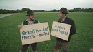 Zwei Männer in Tracht halten ein Schild hoch: Grantl'n - ja/ Hetz'n - Nein! | Bild: BR
