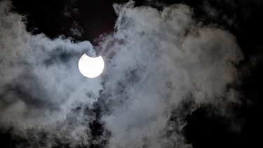 Der Mond bei Nacht | Bild: picture alliance / Fotostand | Fotostand / Wundrig