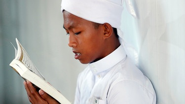 Ein muslimischer Junge in Chau Doc, Vietnam liest im Koran - eine Aufnahme aus dem Jahr 2019 | Bild: picture alliance/Godong/Fred de Noyelle