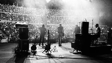 Die Band die Sterne auf der Bühne blicken ins Publikum | Bild: Marie Augustin