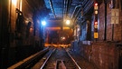 Blick in einen U-Bahn-Tunnel in New York mit Schienen und Leitungen | Bild: Steve Duncan