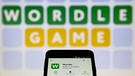 Das Spiel Wordle zeigt mit grünen und gelben Kacheln an, wie nah der eigene Tipp am gesuchten Wort ist. | Bild: picture alliance / ZUMAPRESS.com