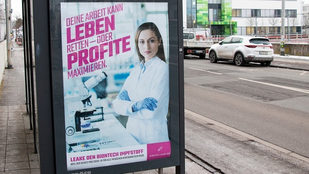 "Leakt den Impfstoff"-Plakat an einer Bushaltestelle in Mainz | Bild: Das Peng! Kollektiv