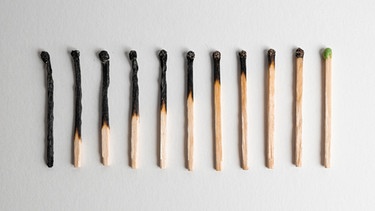 Eine Reihe abgebrannter Streichhölzer | Bild: Maksim Goncharenok / Pexels