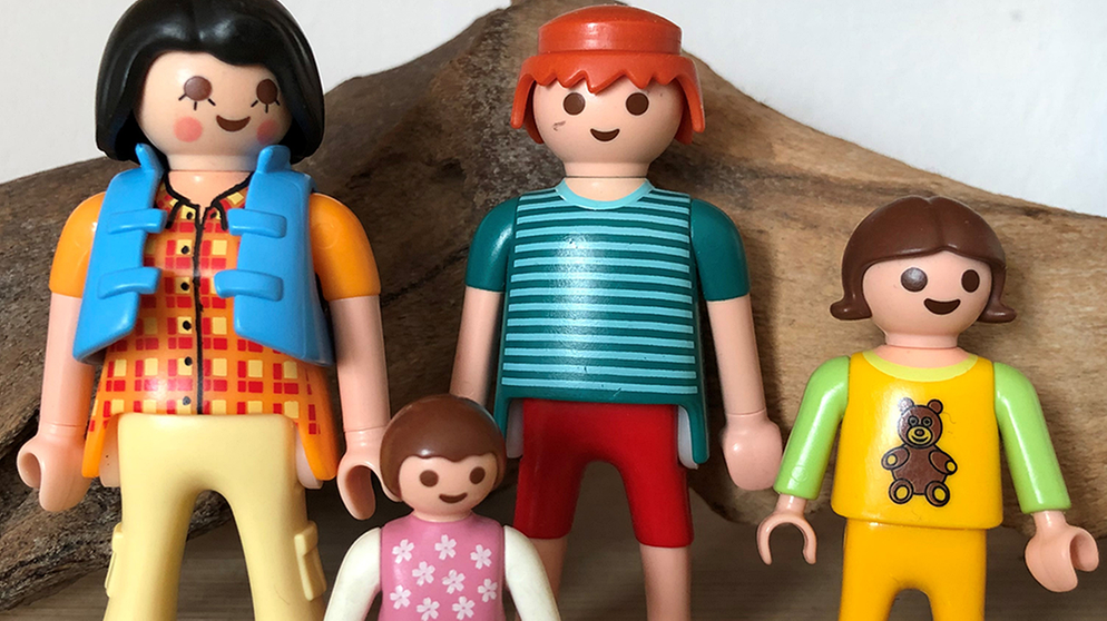 Playmobil Figuren: Vater, Mutter, zwei Töchter | Bild: BR / Kathrin Martin