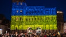Eine Menschenmenge in Trier demonstriert friedlich vor der Gelb-Blau angestrahlten Porta Nigra gegen den Krieg in der Ukraine | Bild: dpa-Bildfunk/Harald Tittel