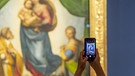 Museumsbesucher mit Handy vor der Sixtinischen Madonna | Bild: picture alliance/Matthias Rietschel/dpa-Zentralbild/ZB