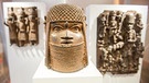 Drei Raubkunst-Bronzen aus dem Land Benin in Westafrika sind im Museum für Kunst und Gewerbe (MKG) in einer Vitrine ausgestellt.  | Bild: picture-alliance/dpa