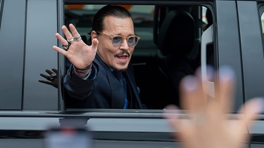 27.05.2022, USA, Fairfax: Der Schauspieler Johnny Depp winkt seinen Anhängern zu, als er das Fairfax County Courthouse in Fairfax, Virginia, verlässt.  | Bild: dpa-Bildfunk/Craig Hudson
