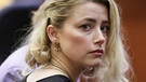 01.06.2022, USA, Fairfax: Amber Heard wartet vor der Verlesung des Urteils im Fairfax County Circuit Courthouse. | Bild: dpa-Bildfunk/Evelyn Hockstein