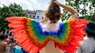 Frau in Rückenansicht mit Regenbogen-Flügeln auf einer Demo in Berlin | Bild: dpa-Bildfunk/Christophe Gateau