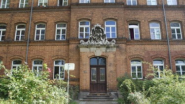 Ein gelbes Backsteinhaus mit Eingangsportal | Bild: Gedenkstätte für Zwangsarbeit Leipzig