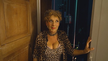 Eine Frau mit blonden Locken und Leopardenkostüm | Bild: BR