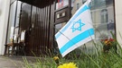 Ein israelisches Fähnchen steht vor der Synagoge in Bonn | Bild: dpa-Bildfunk/Oliver Berg