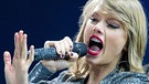  Die US-amerikanische Sängerin Taylor Swift steht am 19.06.2015 in der Lanxess Arena in Köln auf der Bühne.  | Bild: picture-alliance/dpa