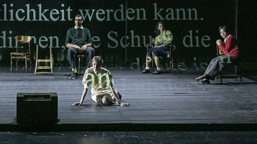 Ron Iyamu (links außen) bei der Inszenierung von "Liebe Kitty" am Düsseldorfer Schauspielhaus | Bild: Foto: David Baltzer