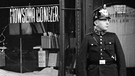 Polizist vor dem Eingang einer Buchhandlung mit eingeschlagener Schaufensterscheibe in Berlin, 1938, am Tag nach den Judenpogromen vom 9.11.1938  | Bild: picture alliance / akg-images | akg-images