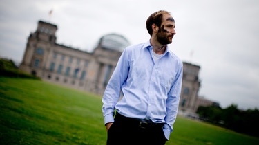Philipp Ruch vom "Zentrum für Politische Schönheit" 2012 vor dem Bundestag | Bild: Kay Nietfeld/dpa