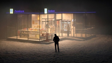Bühnenbild aus "Unsere Zeit": Tankstelle im Nebel  | Bild: Residenztheater, Birgit Hupfeld